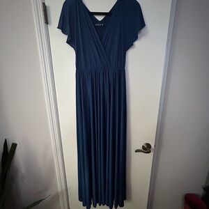 Elegant Blue Maxi Dress with Pleated Skirt and V-Neck